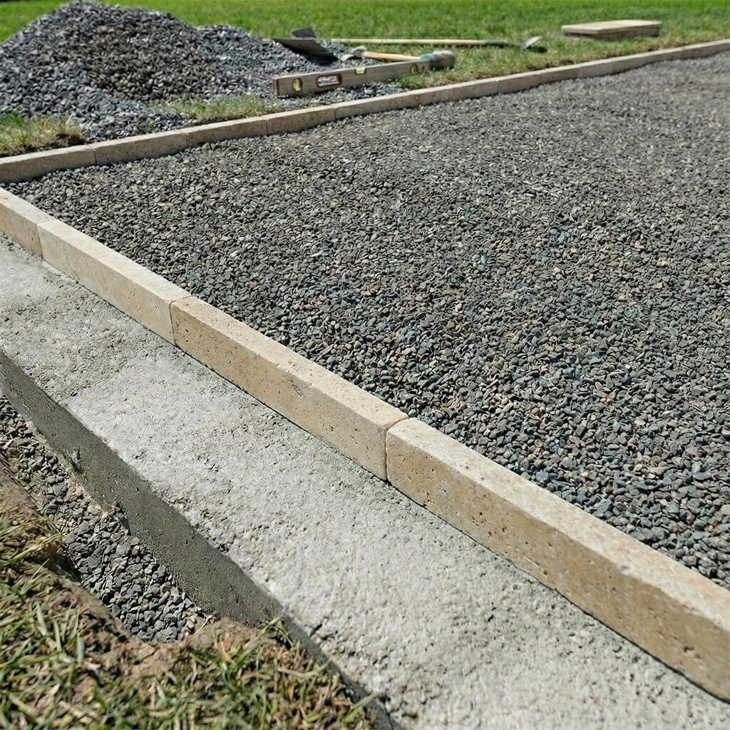 Kamenný obrubník z dlažby travertin (Decentní lem